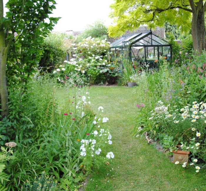 jardin-avec-serre-c-Guillaumin-700x650-min